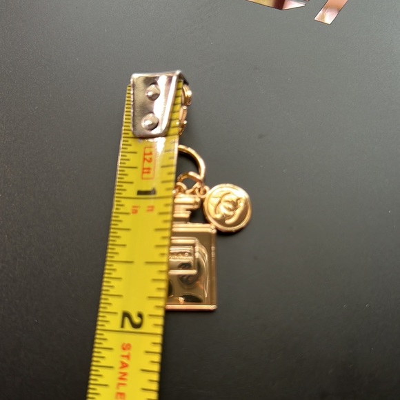 CHANEL Authentic 2023 NOVELTY HOLIDAY
No*5 PERFUME BOTTLE & CHANEL CHARM - Picture 15 of 17